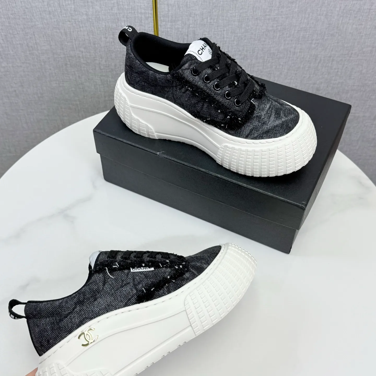 💕💕Factory direct selling price p640💕💕 Chanel Panda Shoes! 2025 counter's top casual sports shoes, this classic design; the upper is in the style of electric embroidery with various techniques; the outsole is fashionable and sporty; the unusual inclusion of a variety of color matching elements... The diversified mix and match is very good-looking and versatile, and can be used for leisure, fashion, sports, and outdoor... ꫛꫀꪝ Go➫ Materials: ❶Upper made of: original imported first-layer silk cowhide + original version waterproof cloth + original first-layer cowhide ❷Inner lining: Original Yangli+wang ❸ Outsole based on: Original TPU combination outsole Counter boutique packaging complete set for women 35–41